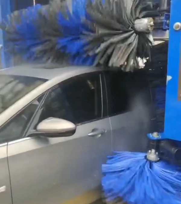 中國(guó)---四川省成都市溫江區(qū)春江東路6號(hào)(萬(wàn)春加油站)~~~前去體驗(yàn)免費(fèi)洗車